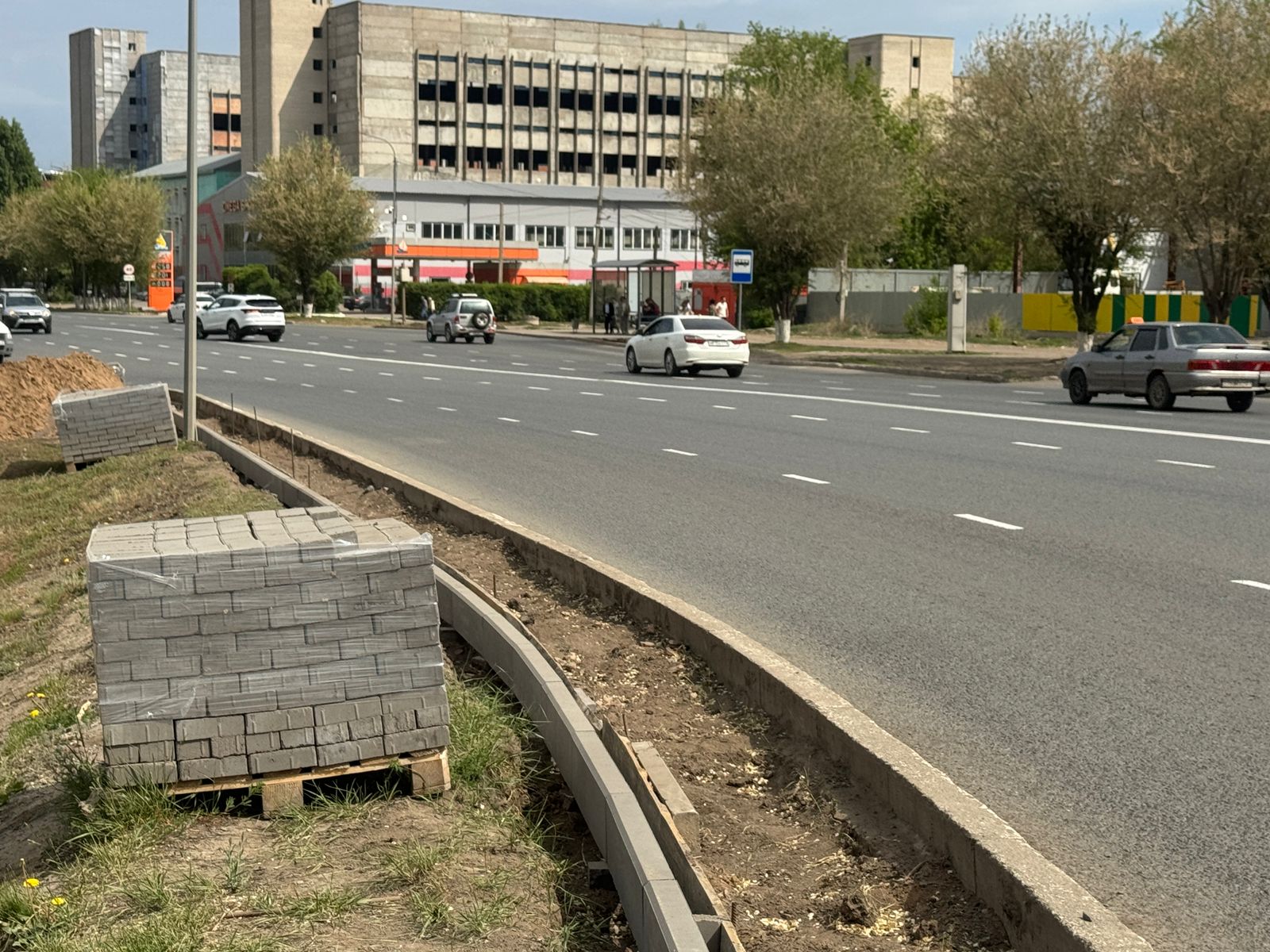 Для чего укладывают брусчатку на обочинах центральных улиц Уральска